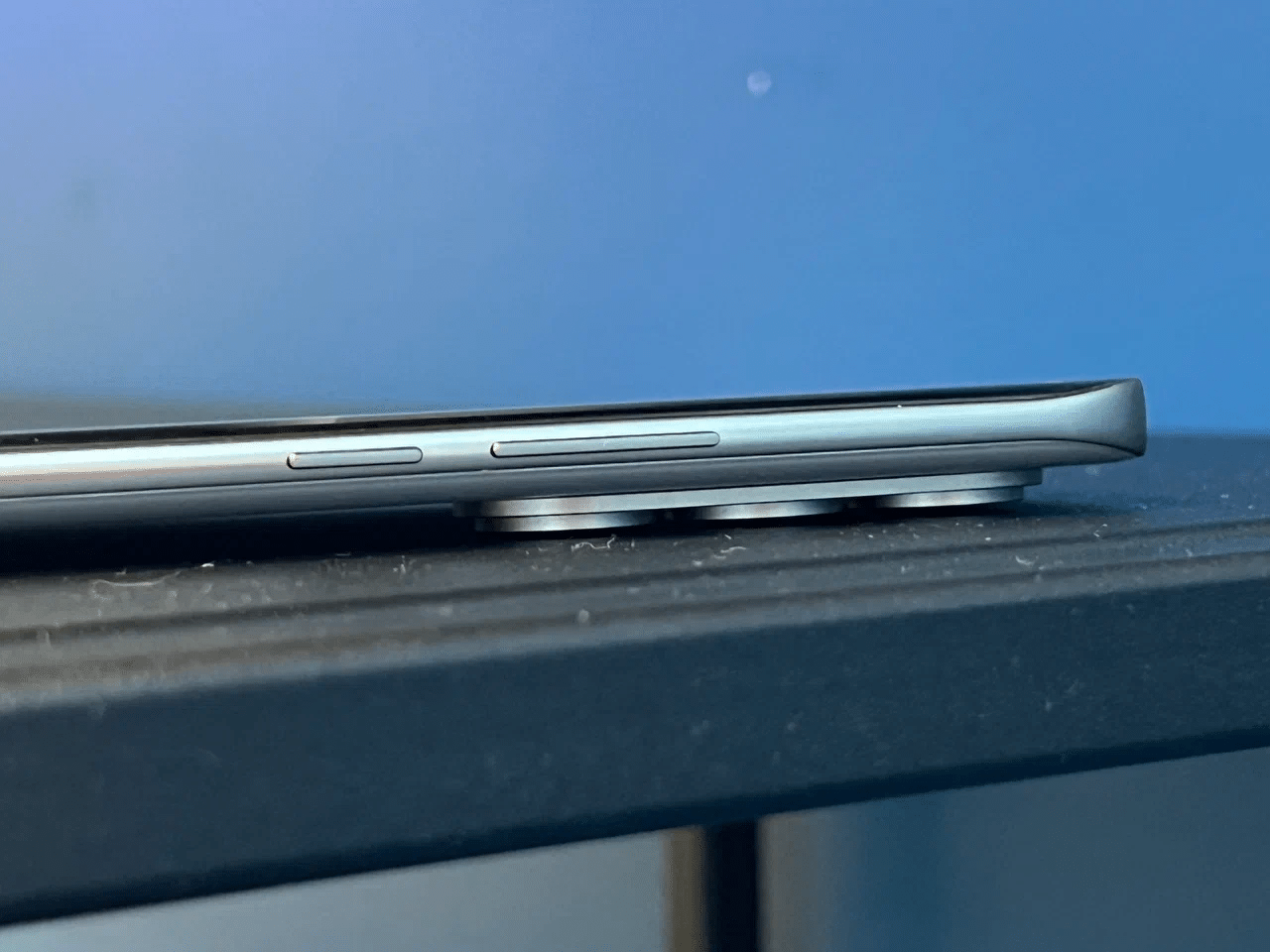 Боковая грань смартфона TECNO с кнопками громкости и блокировки