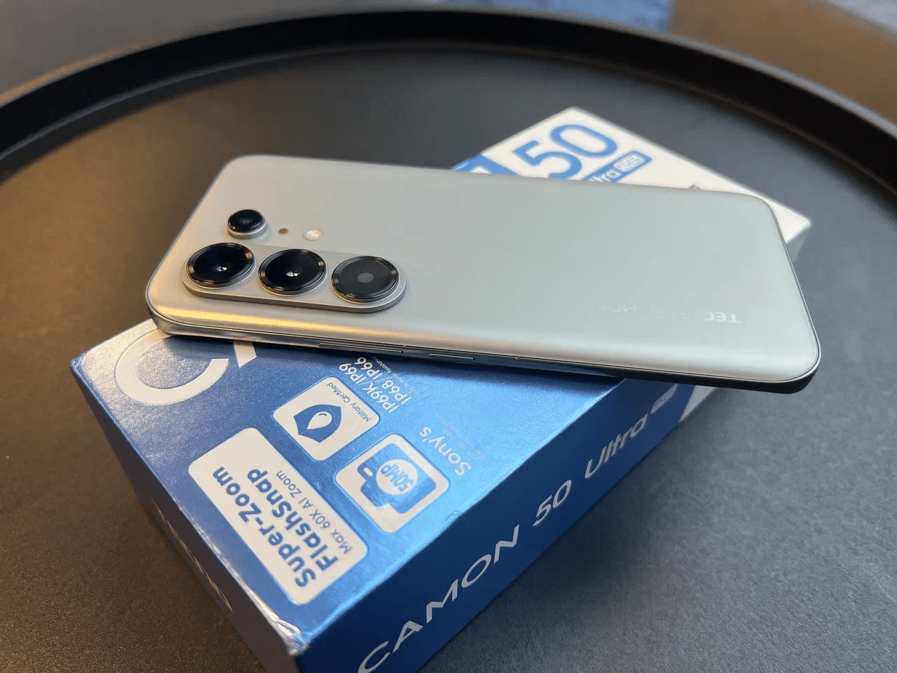 Задняя панель TECNO CAMON 50 Ultra с тремя камерами и вспышкой